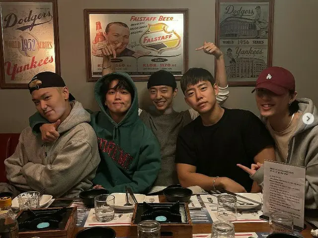 「B․A․P」出身ヨンジェ、明日(11/8)入隊することを発表…バン・ヨングク、デヒョン、ジョンアプ、ZELOとの写真を公開で話題に