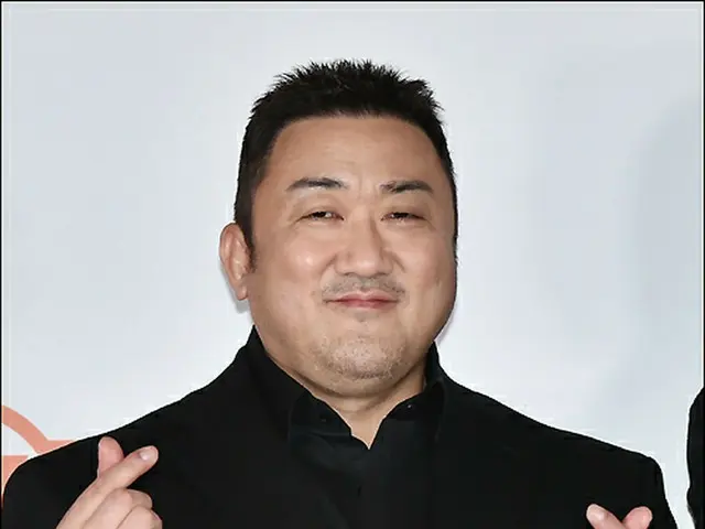 マ・ドンソク、“マブリー”な指ハートが話題に