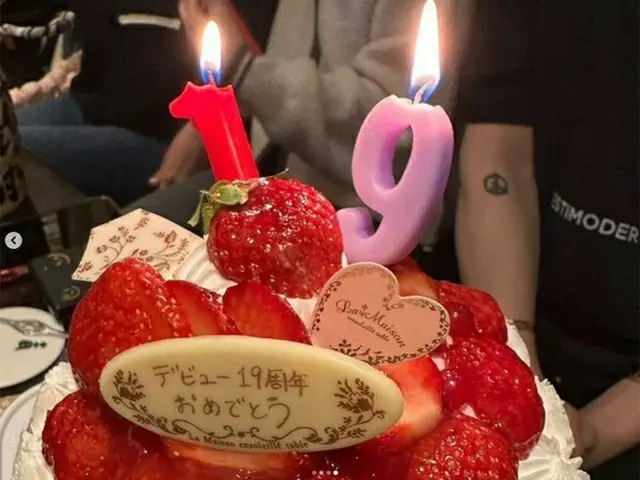 ジェジュン、KARAのメンバーにデビュー19周年を祝ってもらう