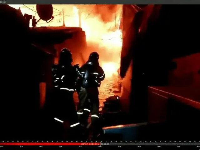 ソウル市江南区の九龍村の大火事の消火活動の様子