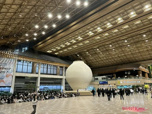 現在の金浦国際空港…「なにわ男子」道枝駿佑の出国を見送るため、すでにファンが集まっている