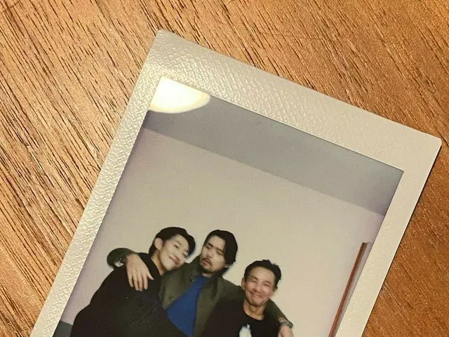 カン・ギヨン、ヒョンビンに抱きついている写真を公開して話題に