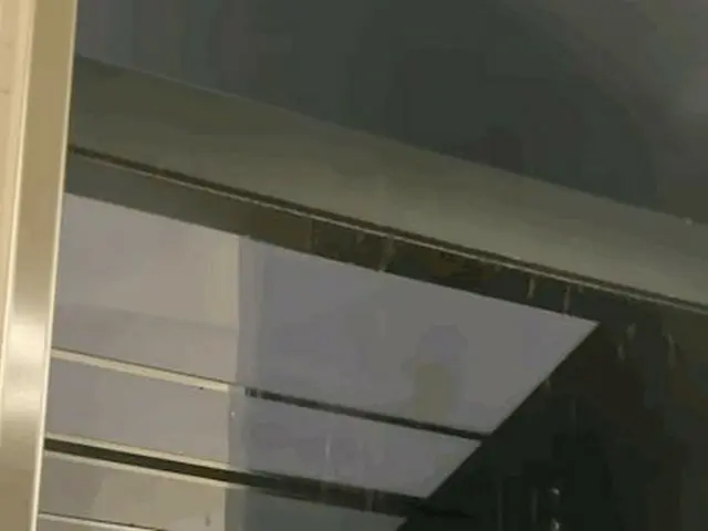 韓国・光州市内にある新築マンションのエレベーターで配管漏水におり水が垂れてきている様子が話題に