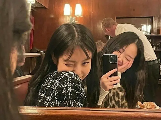 モデルのシン・ヒョンジ、JENNIE(BLACKPINK)との写真を公開