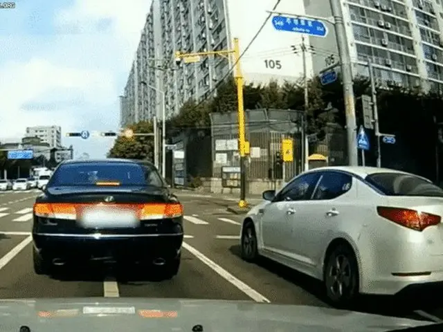 韓国で信号待ち中に車道にゴミを捨てる瞬間が話題に