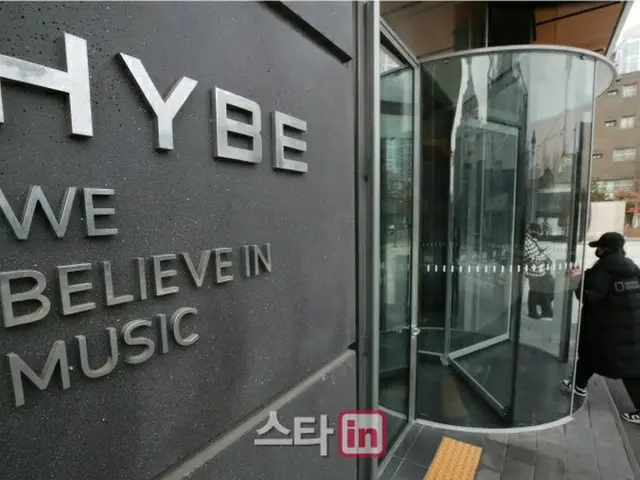 SMエンタのファン、HYBE社屋前でトラックデモ実施中