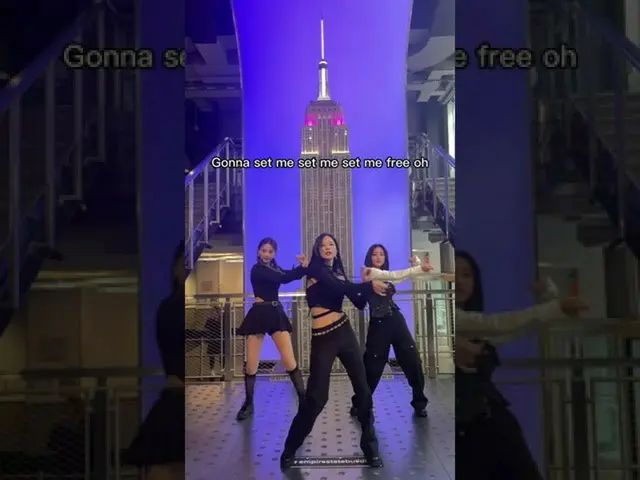 【公式】「TWICE」、#SETMEFREE challenge at Empire State Building🙌 #TWICE #TWICE #READY