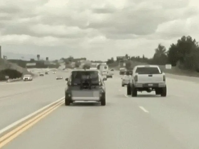 アメリカの高速道路を走っていた起亜自動車の電気自動車KIA Soul EVが空中に飛び上がって落下する事故の瞬間が話題に