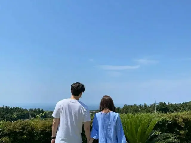 “ドラえもん好き” 俳優シム・ヒョンタク、“18歳年下”日本人プレ新婦との後ろ姿を投稿