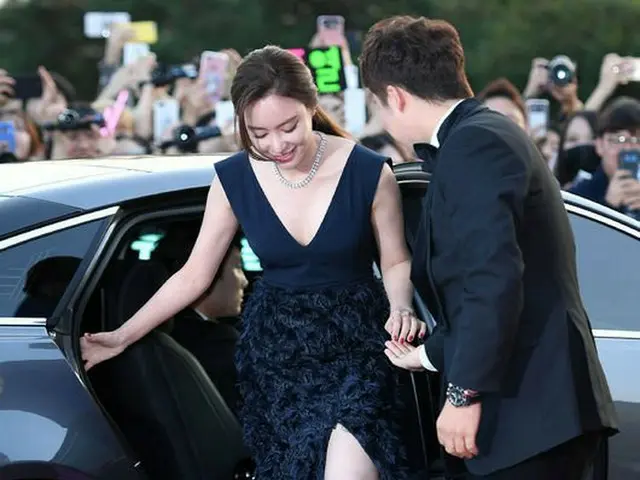 女優キム・アジュン、「第1回ザ・ソウルアワーズ」レッドカーペットに到着。