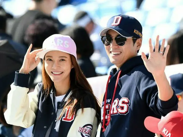 女優チャ・イェリョン ＆ 俳優チュ・サンウク 夫婦、韓国シリーズ第3戦KIAタイガーズVS斗山ベアーズを観戦。