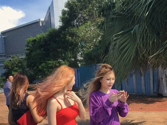 ヒョナ、海外で女子会。