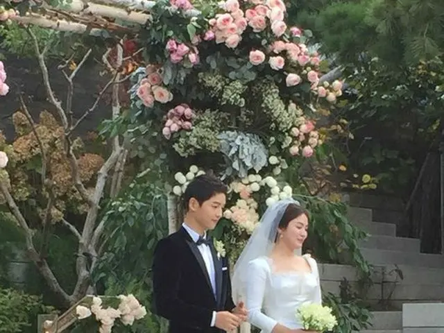 俳優ソン・ジュンギ－ソン・ヘギョ、和気あいあいとした雰囲気の結婚式。