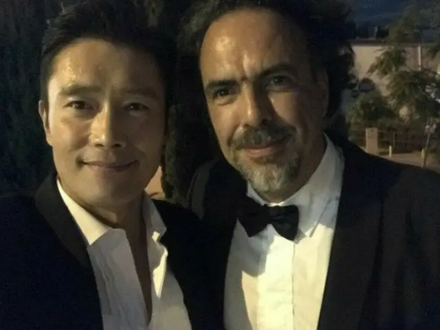俳優イ・ビョンホン、アレハンドロ・ゴンサレス・イニャリトゥ監督とのツーショット公開。