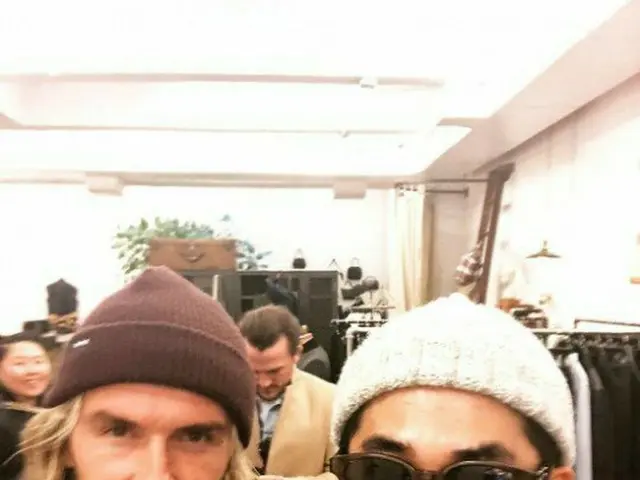 俳優ペ・ジョンナム、ベッカムとのツーショット写真公開。