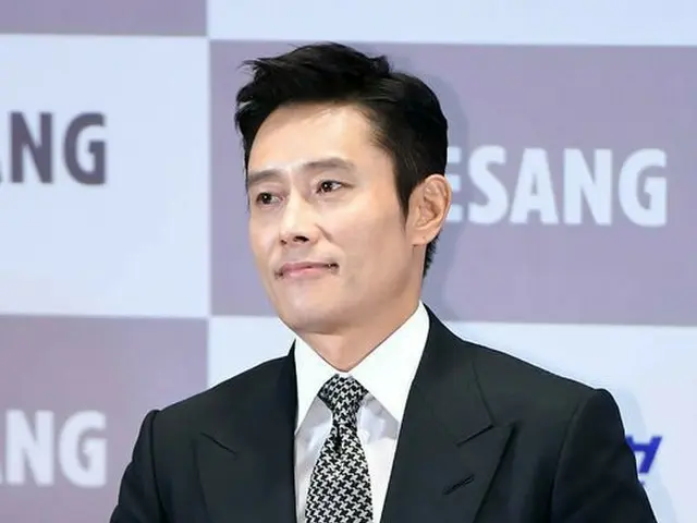 俳優イ・ビョンホン、第38回青龍映画賞ハンドプリンティングイベントに出席。