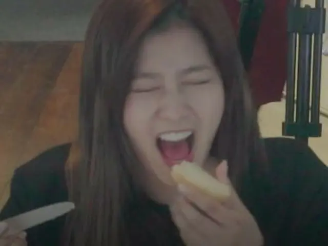 TWICE サナ、「縦の食べ方」が話題