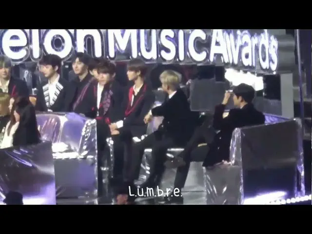EXO Baekhyun、待機席でのパフォーマンス？ @ MMA 2017     