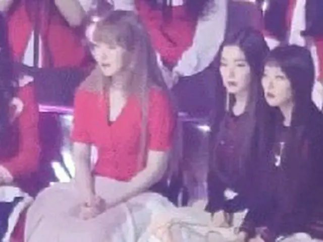 大先輩ヒョナの「胸触り」舞台を目撃したRED VELVET、性格を表す各々の反応