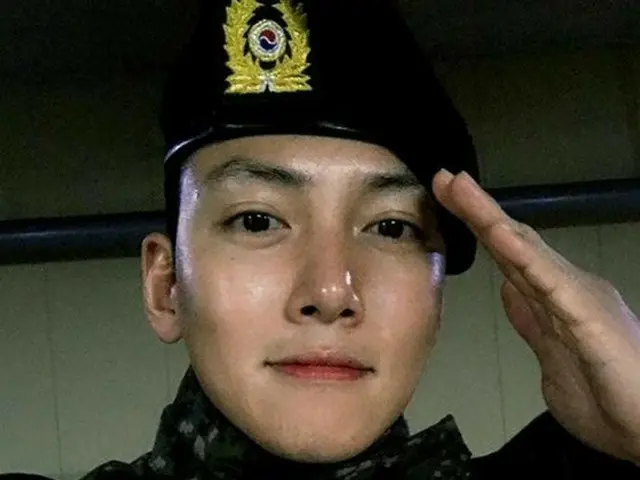 俳優チ・チャンウク、SNSで軍服姿公開
