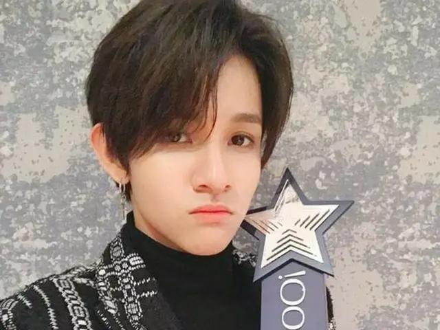 歌手サムエル、香港「2017 Yahoo Asia Buzz Awards」で韓国新人賞を受賞。