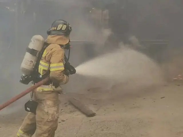 韓国北東部の江原道江陵で起きた火事に奮闘する消防隊員の様子～その1
