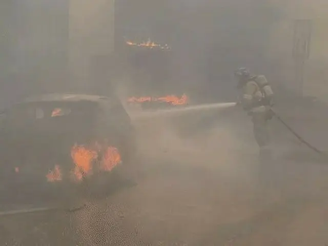 韓国北東部の江原道江陵で起きた火事に奮闘する消防隊員の様子～その2