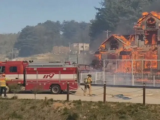 韓国北東部の江原道江陵で起きた火事に奮闘する消防隊員の様子～その3