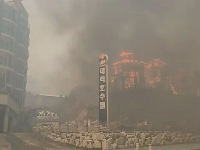 韓国北東部の江原道江陵で起きた火事の様子