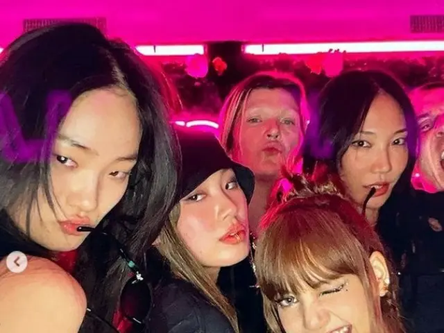 振付師のLEEJUNG、LISA(BLACKPINK)らとの写真を公開