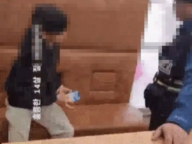 韓国で14歳の少年、手錠をかけられて暴言を吐きまくり、警察官を蹴って暴れまくる様子が話題に
