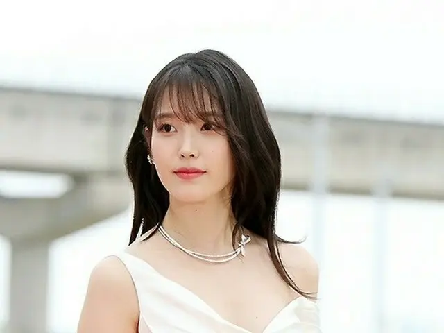 IU(アイユー)、「第59回百想芸術大賞」レッドカーペットに登場