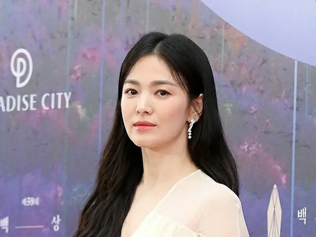 女優ソン・ヘギョ、「第59回百想芸術大賞」レッドカーペットに登場