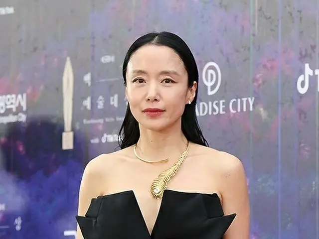 女優チョン・ドヨン、「第59回百想芸術大賞」レッドカーペットに登場
