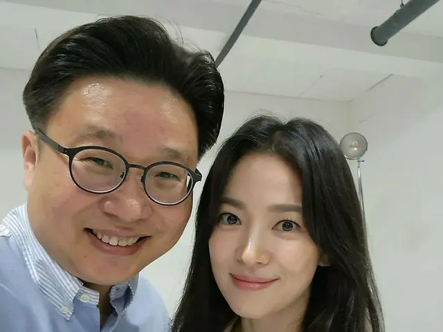 女優ソン・ヘギョ、誠信女子大学ソ・ギョンドク教授と共にアメリカの美術館に韓国語の案内書を寄贈