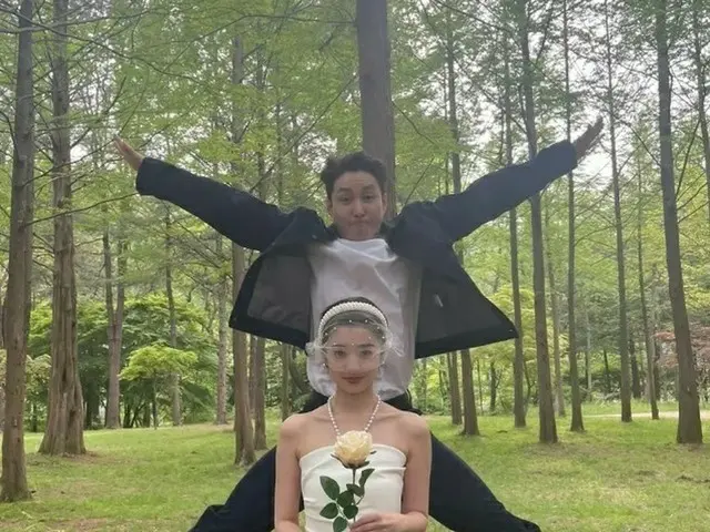 俳優シム・ヒョンタク、18歳年下の日本人婚約者サヤさんとのユニークなセルフウェディングフォトを公開