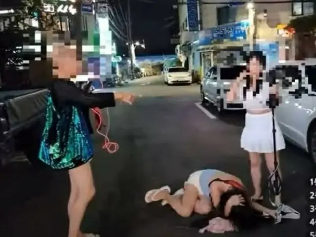 “モッパン”ライブ配信中に同僚ユーチューバーの顔をフォークで傷つけた20代の女性ユーチューバーが立件される