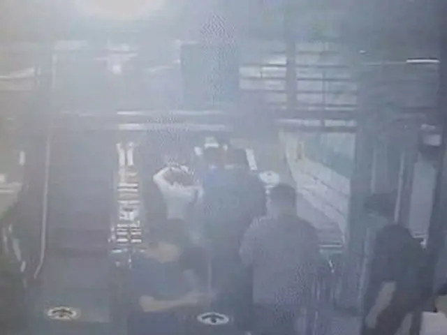 韓国地下鉄・盆唐線の薮内駅で起きたエスカレーター逆走事故の様子