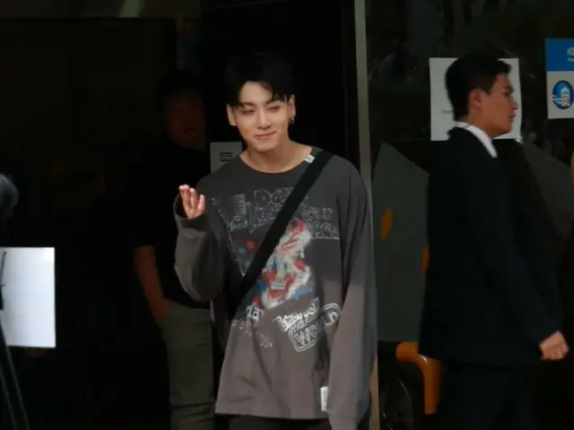 JUNG KOOK（BTS）、「MUSIC BANK」事前収録を終えてKBSから出てくる様子