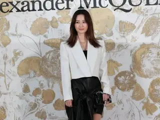 「ソジンの家」や「ユン食堂」などに出演の女優チョン・ユミ、1日午後にソウル・ギャラリア百貨店野外広場で行われた「Alexander McQUEEN」リオープンフ