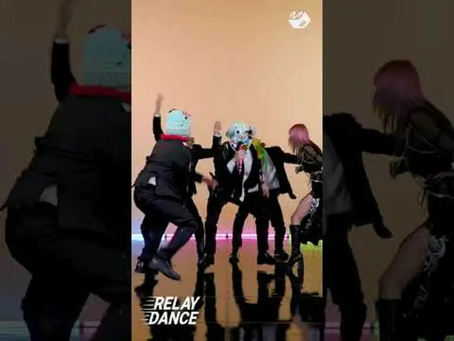 ダンサーにマイクを渡すリールダン初春(feat