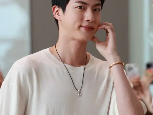 JIN（BTS）、「2024年パリオリンピック」の聖火リレー走者として参加するために11日午前にフランスに向けて出発の様子＠仁川国際空港