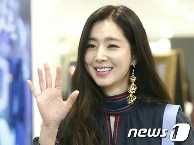 女優ハン・チェア、カバンブランドのイベントに出席