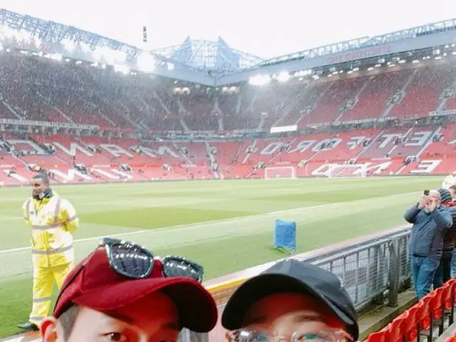 Highlight イ・ギグァン＆ユン・ドゥジュン、マンチェスター・ユナイテッドのホームスタジアム「OLD TRAFFORD」での記念写真公開。