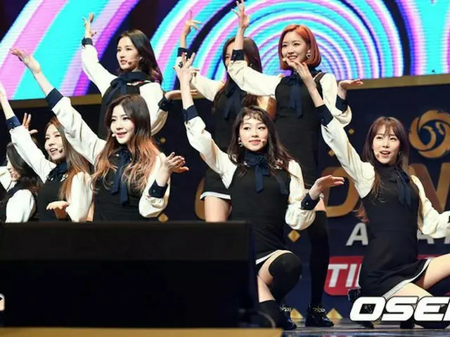 gugudan、「2017タイヤバンクKBOゴールデングローブ」授賞式で祝賀ステージ披露