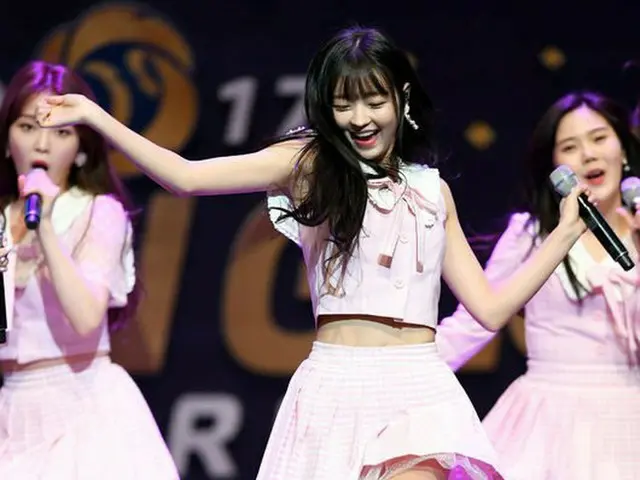OH MY GIRL、「2017タイヤバンクKBOゴールデングローブ」授賞式で祝賀ステージ披露