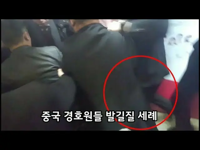 韓国の記者を暴行する映像が話題