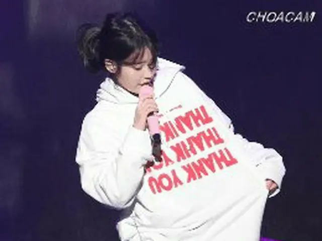 IU(アイユー)、プレゼントされた服を自慢する時の表情
