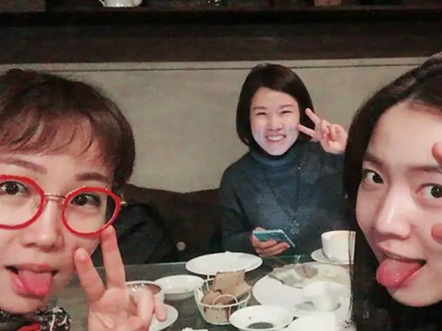 女優イ・ユリ、T-ARA 出身ファヨン＆「父が変」イ・ジョンソン作家との食事会風景公開
