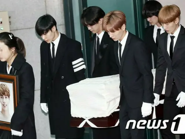 SHINee ジョンヒョン、出棺中